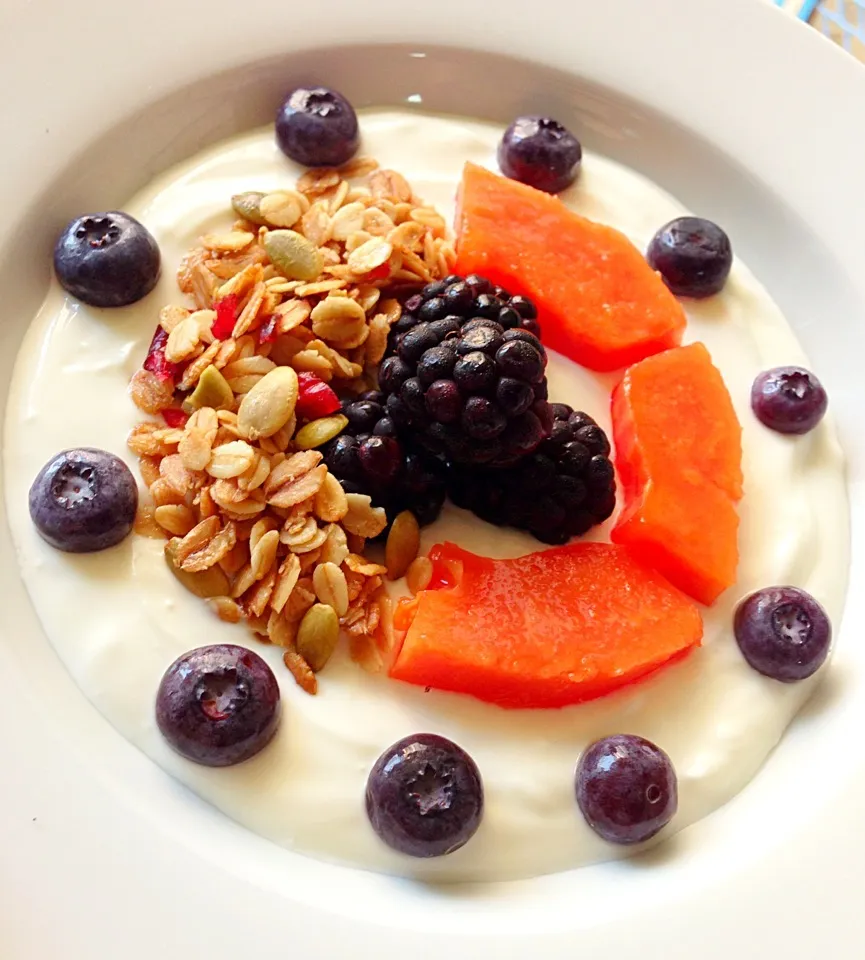 Snapdishの料理写真:Greek yogurt with blueberries, blackberries and papaya|coxiella24さん