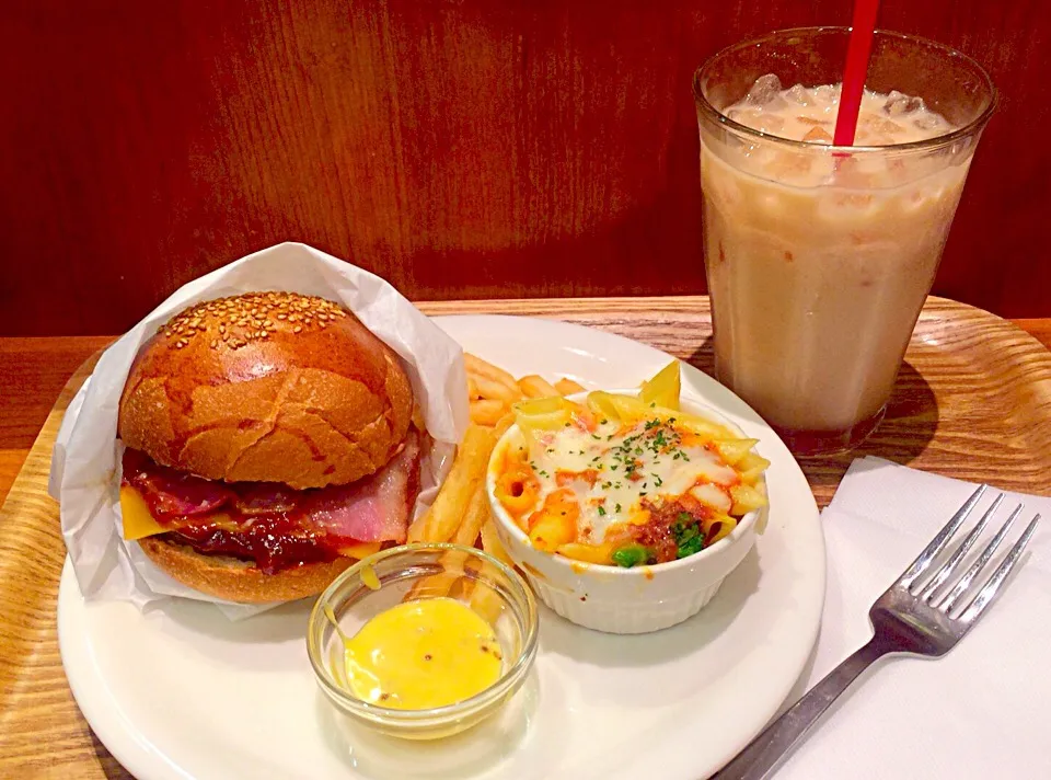 Barbecue bacon cheese burger, macaroni gratin, potato fries & milk iced tea✨|Liezlさん