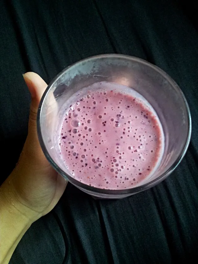 Smoothie. Yogurt, Banana, Strawberries and Blueberries|Flowersさん