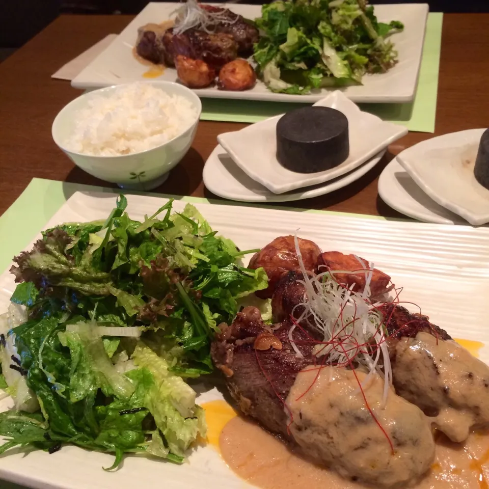 日替りがオホーツクゆうべつ牛。
豆乳とゴマで坦々風のソース。
新冠黒豚も食べてみたかったけど、ここに来るといけだ牛にしちゃうんだよね。
この前、友達のみて ダブルなんてあるのぉ？って知ったのよ。
じゃ豚肉でダブルだよね〜。
160g×2個はずっしり来るけど、ランチと合わせると1660円。
普通に頼むよりお得感。|しーさん