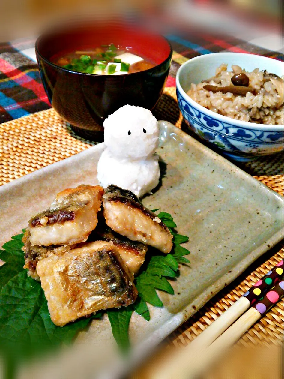 夕御飯☆昨夜の豚の角煮の煮汁を使った炊き込みご飯・塩さばのパリパリ焼き・豆腐となめこのお味噌汁|あゆさん