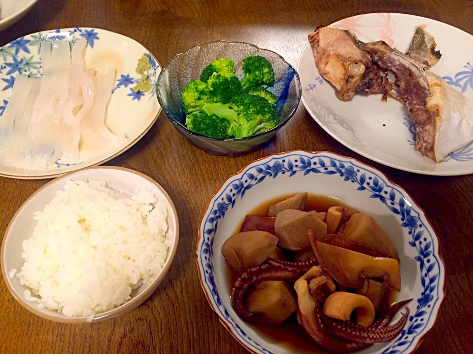 鰤カマの塩焼き&イカの刺身&煮物|りえさん