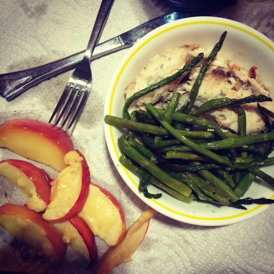 Snapdishの料理写真:Fish with baked asparagus and cheesy apples|christinaさん