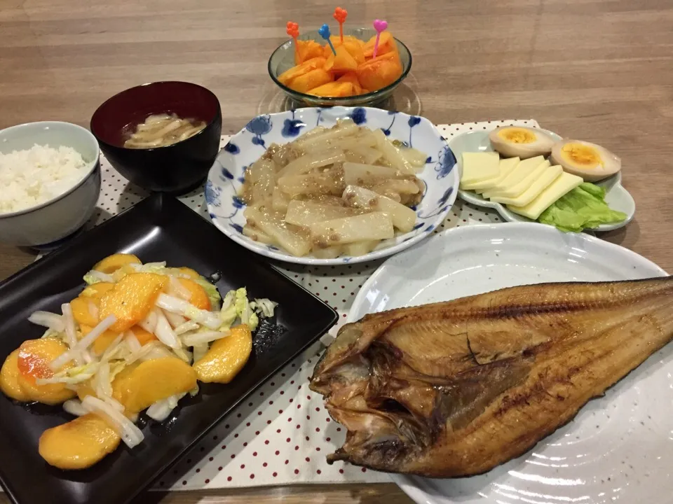 Snapdishの料理写真:ホッケ開き・麻婆大根・柿と白菜の酢の物風サラダ・チーズと煮卵・さつま揚げとしめじ味噌汁・柿|まーままさん