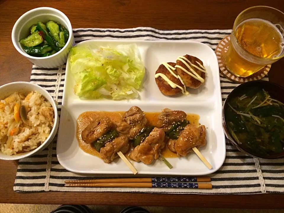 Snapdishの料理写真:こってりダレの焼き鳥 ごぼうの炊き込みご飯 ポテサラおやき サラダ ほうれん草とえのきのお味噌汁 たたききゅうり|haseseさん