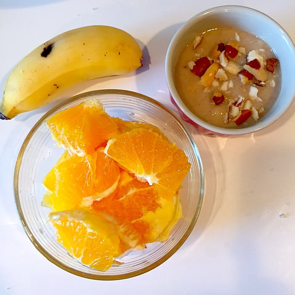 Snapdishの料理写真:Detox morning: Chilled pumpkin spice banana and almond milk pudding sprinkled with crushed Brazilian nuts. Side of orange slices and a mini banana|victoria valerioさん