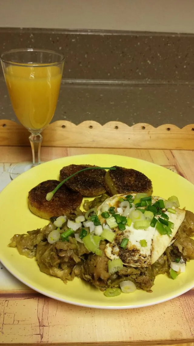 Brunch with fried green tomatoes,  brussel sprout hash, & over-easy egg topped with chives & scallions.|Culinary Kissesさん