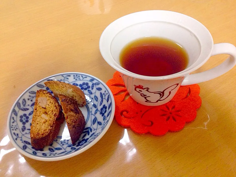 ☕️紅茶と端っこビスコッティ🍪|かわちさん