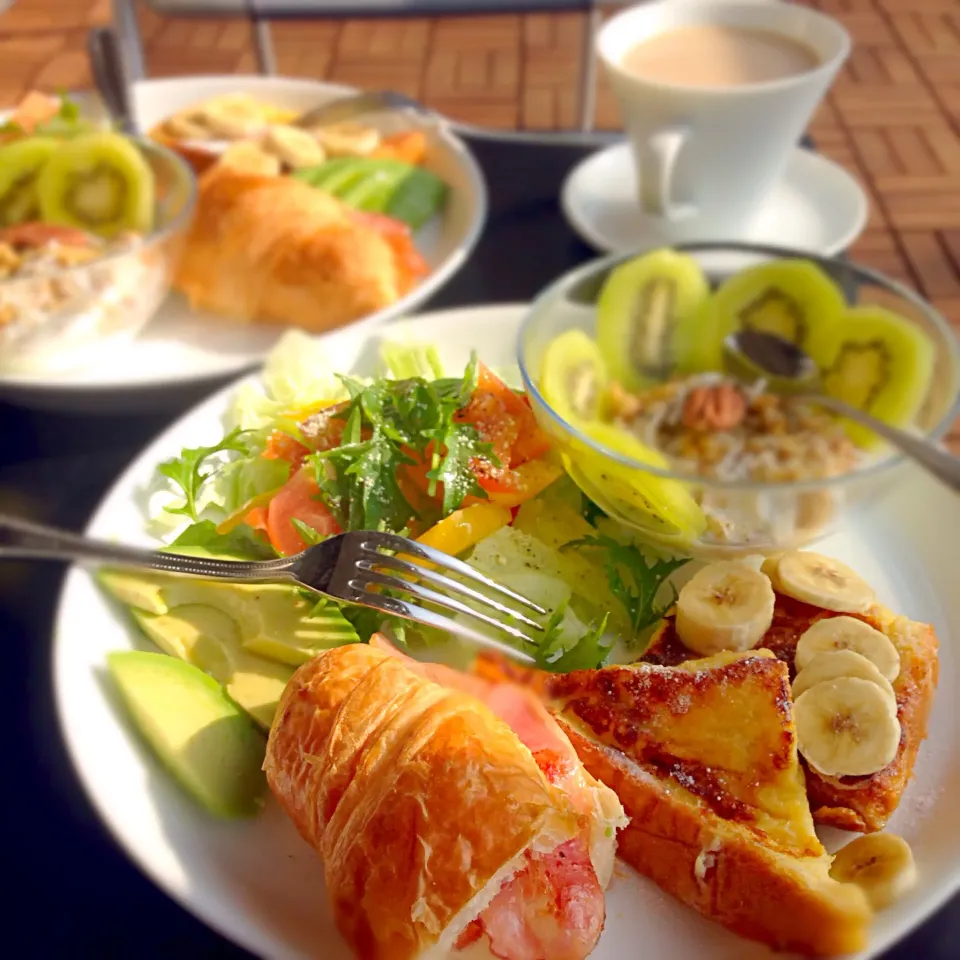 Snapdishの料理写真:Breakfast on the balcony|yeluさん