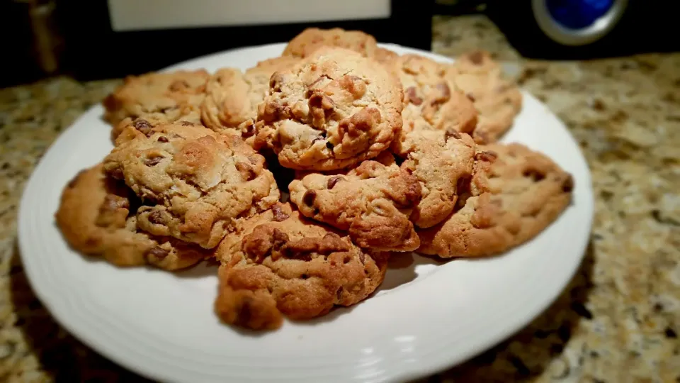 Snapdishの料理写真:Homemade chocolate chip cookies|Jihollandさん