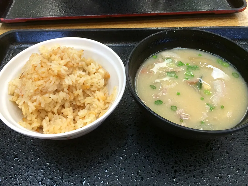 Snapdishの料理写真:炊き込みご飯と豚汁の小|Yas Nakさん