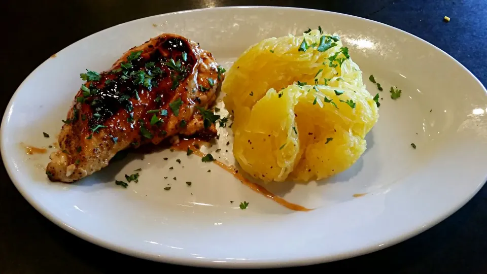 Snapdishの料理写真:hickory bourbon chicken with spaghetti squash|Elizabeth C.さん