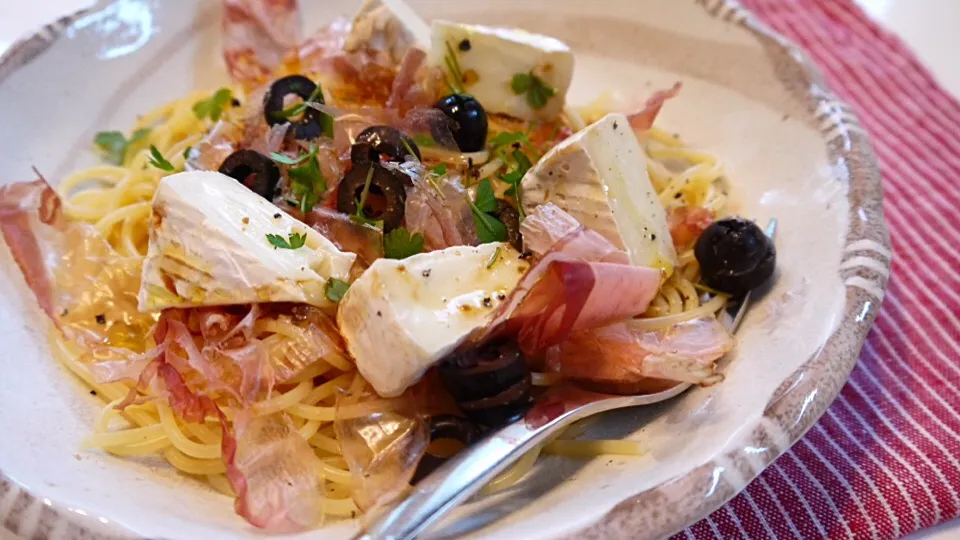 Snapdishの料理写真:kazumixさんの料理 カマンベールチーズとおかかのお手軽パスタ|麻紀子さん