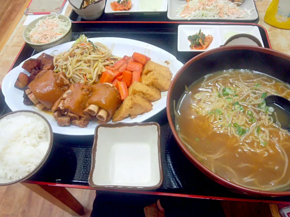 大ちゃんラーメンとテビチの煮付|うえはらありささん