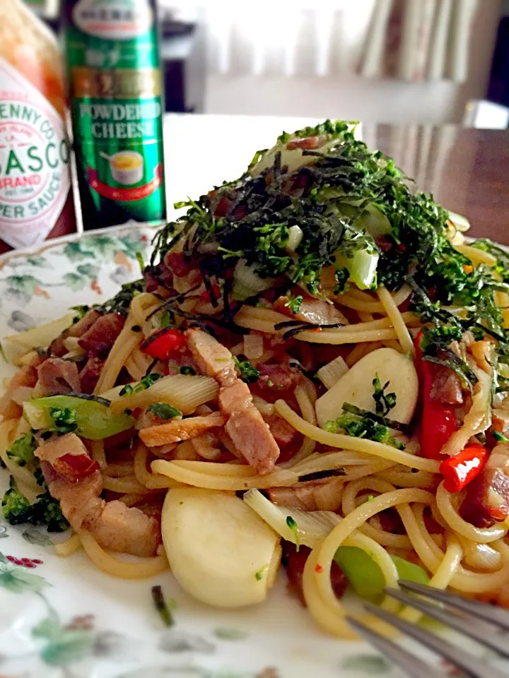 オヤジ特製『永谷園のCM♪ 松茸の味お吸い物で簡単に和風パスタの出来上がり〜♪ にんにくゴロゴロだからベトコンパスタと呼ぼう！女房用だよ〜♪*\(^o^)/*』|TETSU♪😋さん