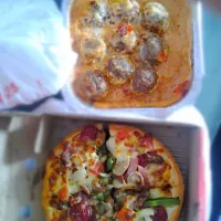 Snapdishの料理写真:mamamiameatball #pizzahutdelivery|Mis Ezzyさん