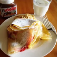 nutellaとクランベリーソース、バナナのクレープ。