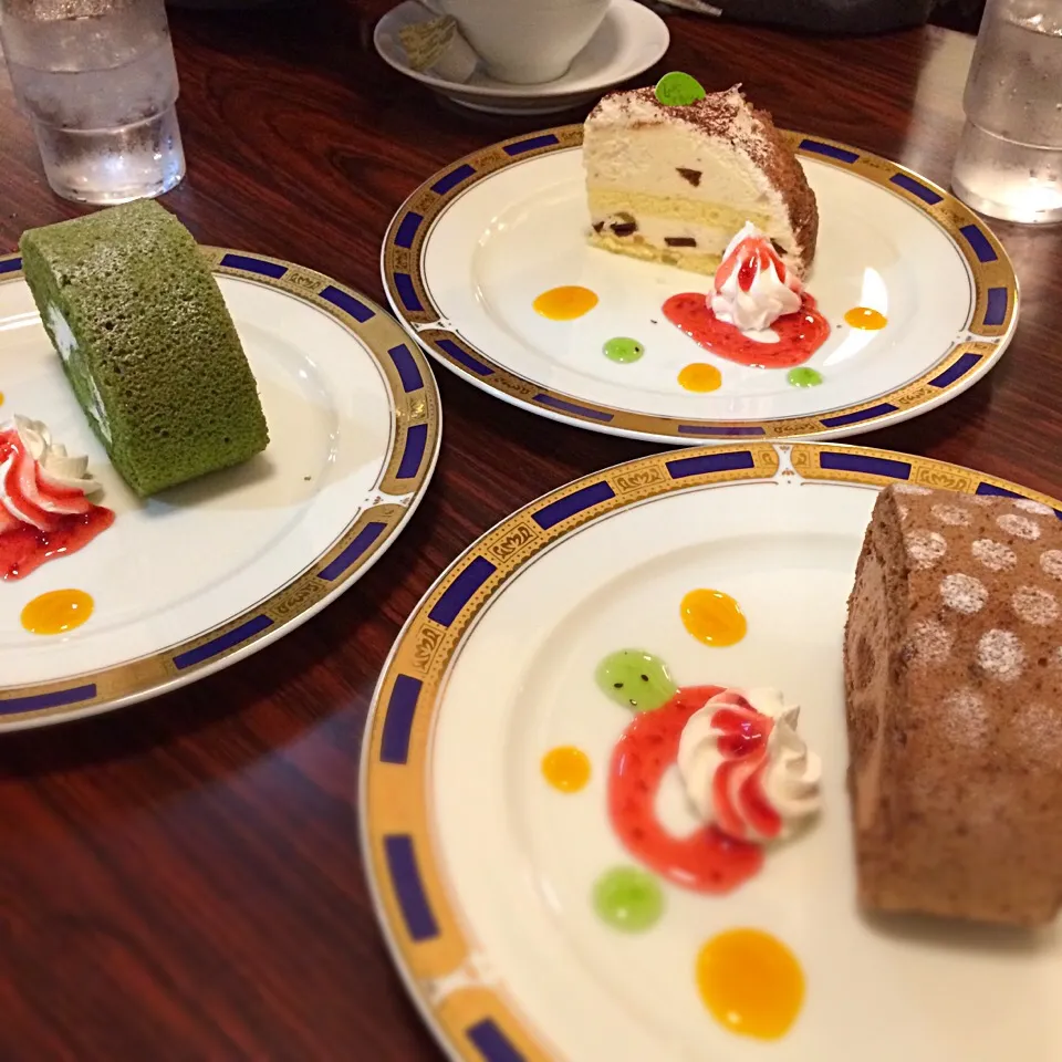 昨日キューブシュー食べたのに、また今日も。おまかせケーキセットが、ドリンク付きで550円！びっくり。豊川のキャロールのケーキです。 しかもこの前に、くら寿司で…わたしさん一家体重増間違いない。|ミホ@なごやさん