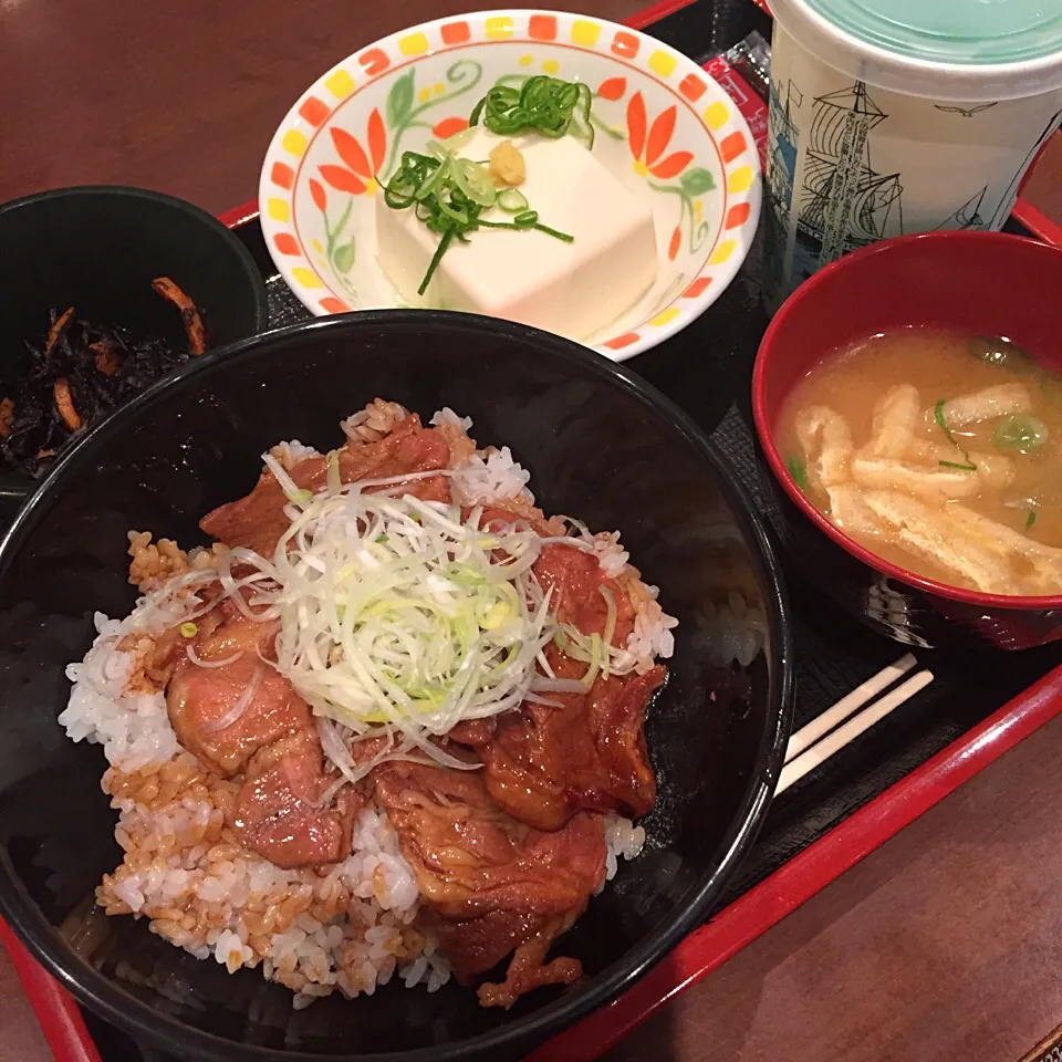 豚丼(並)、健康セット|maixx ใหม่さん