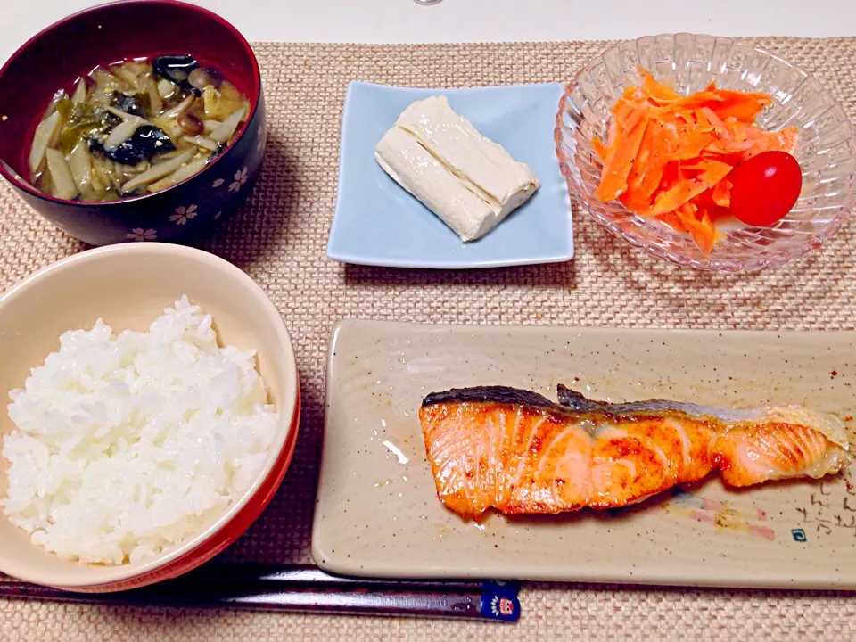 Snapdishの料理写真:焼き鮭 湯葉 キャロットラペ ごぼうしめじワカメ油揚げの味噌汁|にゃろめさん