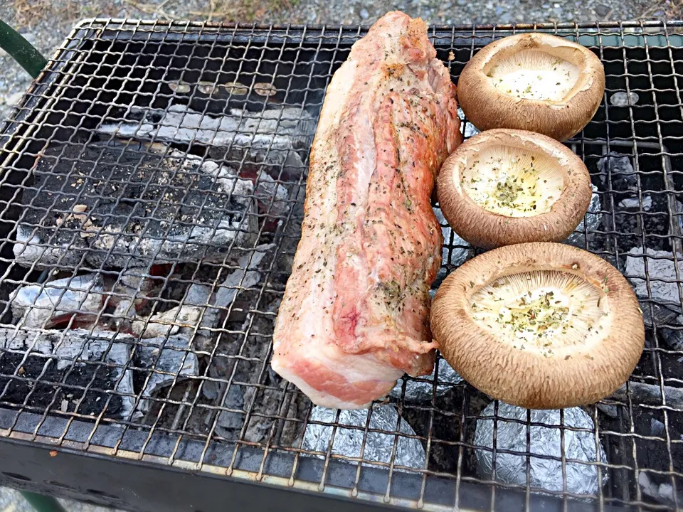 昼飯は河原で炭火でワンプレートランチ。|アオキタクトさん