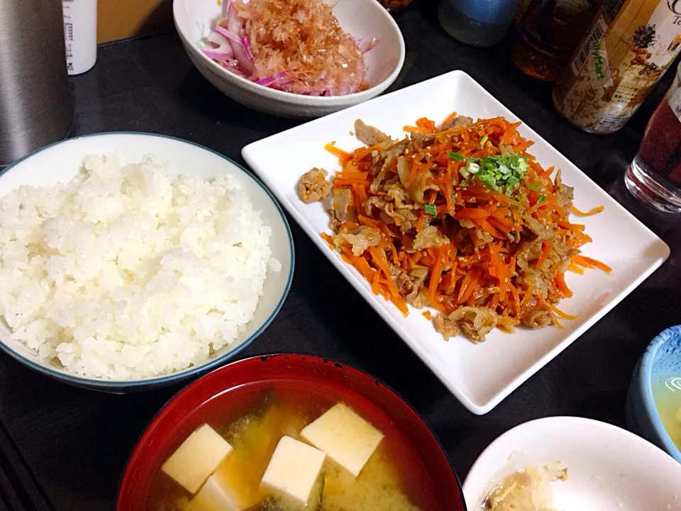 今日の晩ご飯は、にんじんと豚肉のさっぱり炒め煮、アーリーレッドのおかかポン酢がけ、豆腐とわかめの味噌汁。|ゆえさん