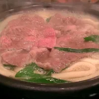 Snapdishの料理写真:牛肉と九条葱の鍋焼きうどん。ゆず胡椒が添えてあって爽やかに食べられます。|黒河宏史さん