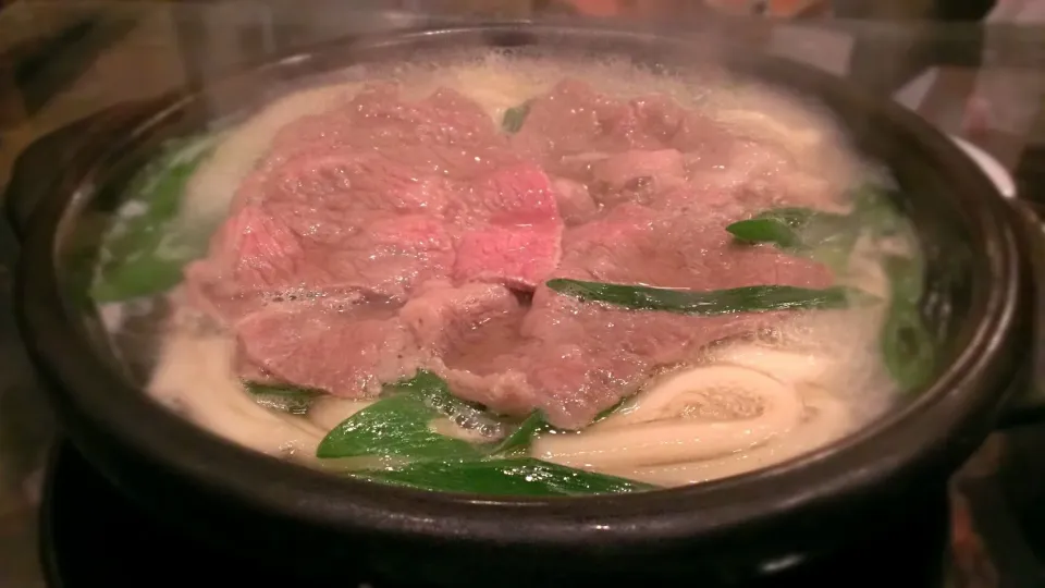 牛肉と九条葱の鍋焼きうどん。ゆず胡椒が添えてあって爽やかに食べられます。|黒河宏史さん