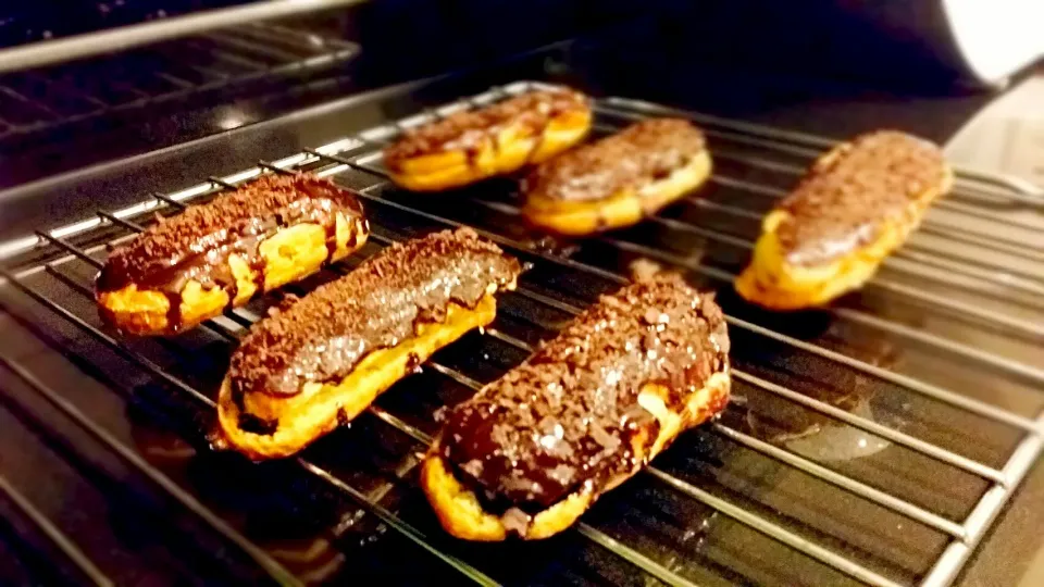 Homemade Chocolate Eclairs stuffed with Vanilla Custard. #eclair #bakeit #sweet #homemade|Joannalyn Tingさん