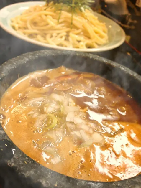 今日も行列の丸和でつけ麺o(^▽^)oスープは石鍋だから最後までアツアツでした♪|すぐるぐるさん