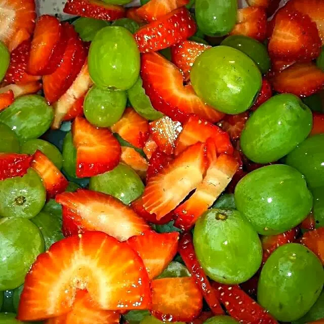 Snapdishの料理写真:🍇🍃🍓🍃Fresh Strawberries & Grapes 🍃 🍓 🍃 Healthy Snacks 🍓🍇🍓Love Fruit 🍉🍃🍏🍃🍓🍃🍊|Alisha GodsglamGirl Matthewsさん