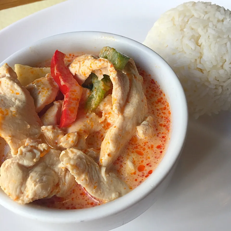 Snapdishの料理写真:Pollo con Curry Rojo|maixx ใหม่さん