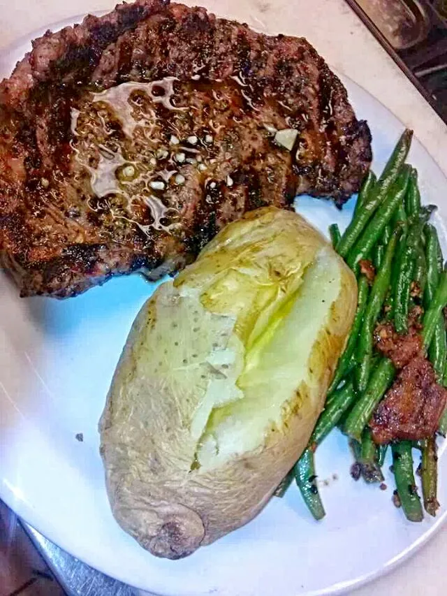 I Cooked  Sunday Steak Marinated in Dr Pepper Soda:-) Rubbed In Creole Spices:-) Topped With Garlic Butter:-) Baked Potato & Green Beans:-) #Steak #Vegetable|Alisha GodsglamGirl Matthewsさん