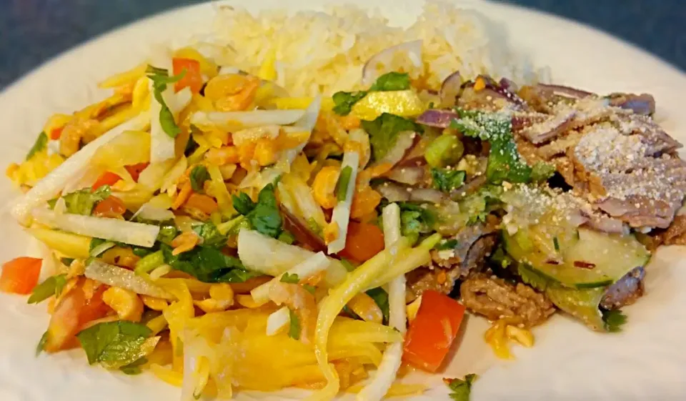 football food: nur nam toke and mango/jicama salad|Jiraphon Gさん