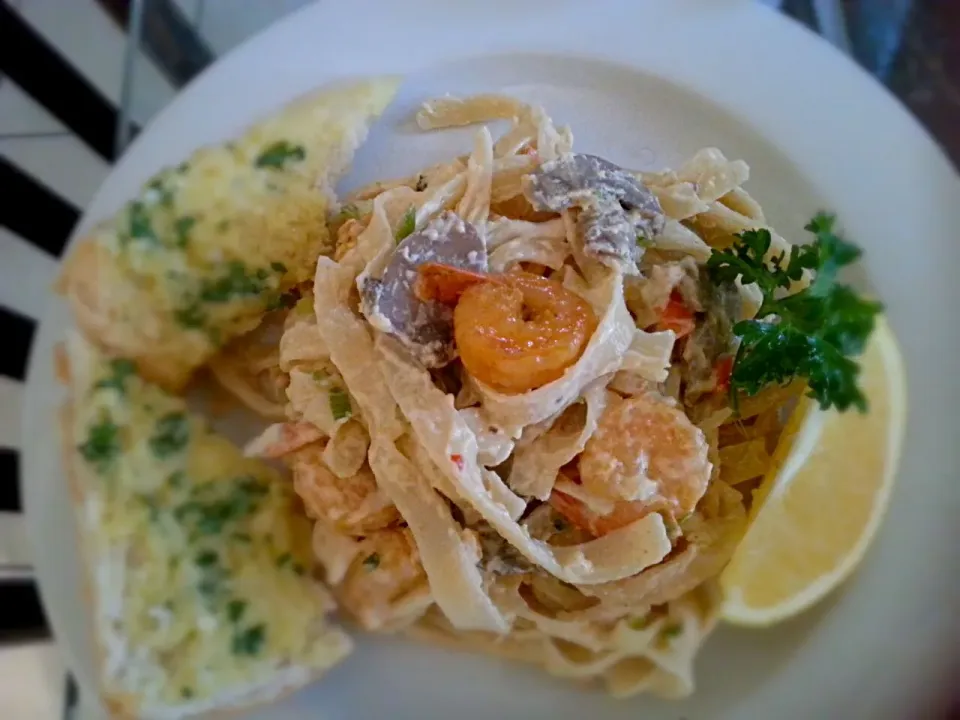 Snapdishの料理写真:shrimp and lobster Alfredo with home made garlic bread|Alicia Kimaliさん