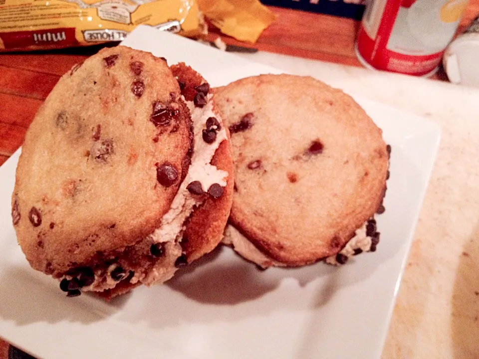 Peanut butter, butterscotch, chocolate chip cookie with homemade ice cream sandwiches..|Michele Fortunatiさん