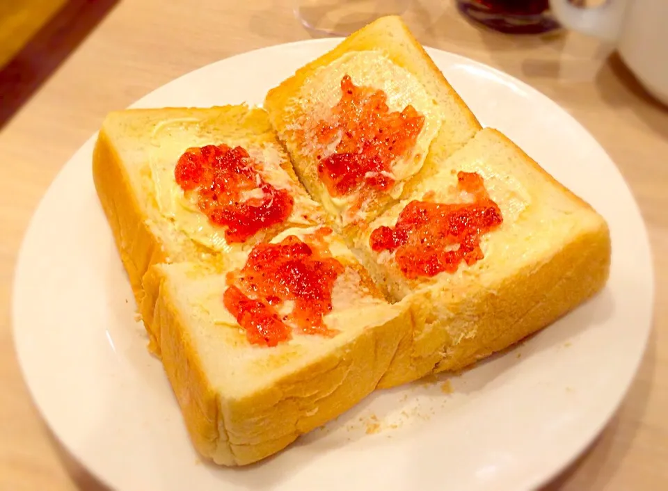 Buttered toast and strawberry jam bread🍞✨|Liezlさん