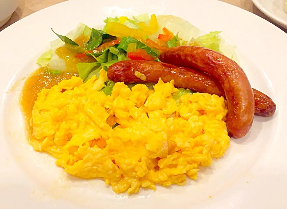 Fried sausage & scrambled egg with fresh lettuce salad✨|Liezlさん