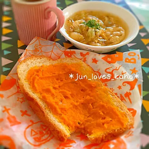 Snapdishの料理写真:ハロウィンの朝ご飯♫自家製食パンにかぼちゃクリームをのせて|*jun_loves_kaho*さん