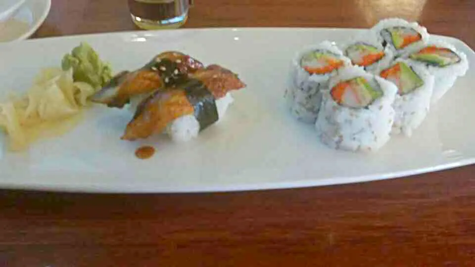 Snapdishの料理写真:Unagi and California Roll at Hayashi. ♡♡
#鰻 #californiaroll #寿司|Hannah McCallさん