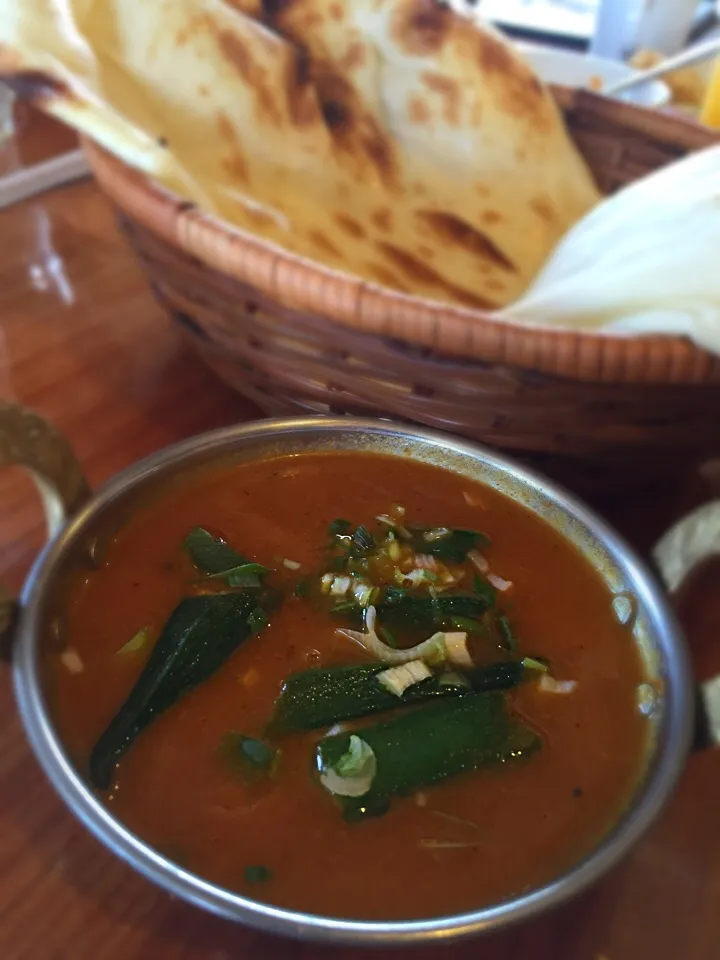 オクラとチキンカレーとナン|つぼたけちゃん🍷さん