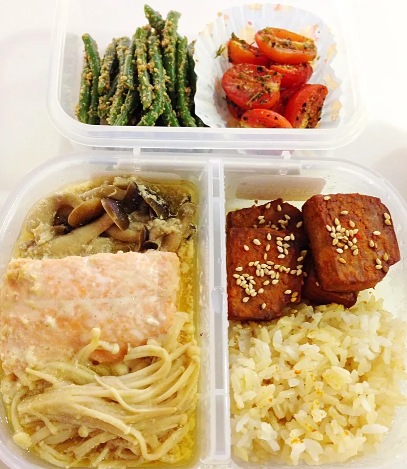 Bento with miso salmon/mushrooms, gochujang grilled tofu, sesame string beans, herb roasted cherry tomatoes|coxiella24さん