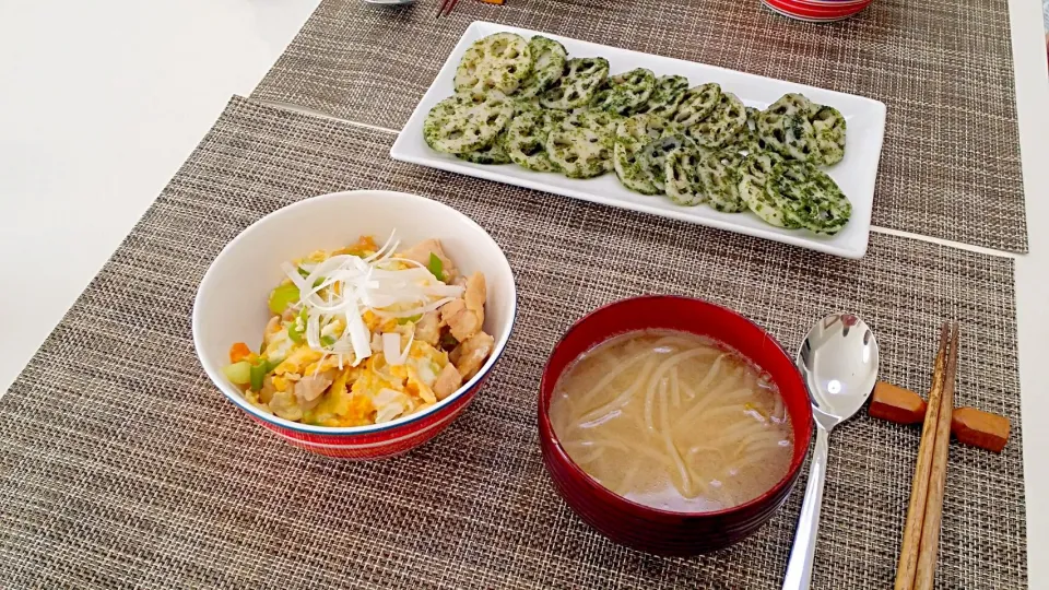 Snapdishの料理写真:今日の昼食 親子丼、れんこんの磯辺焼き、もやしの味噌汁|pinknari🐰🌈さん