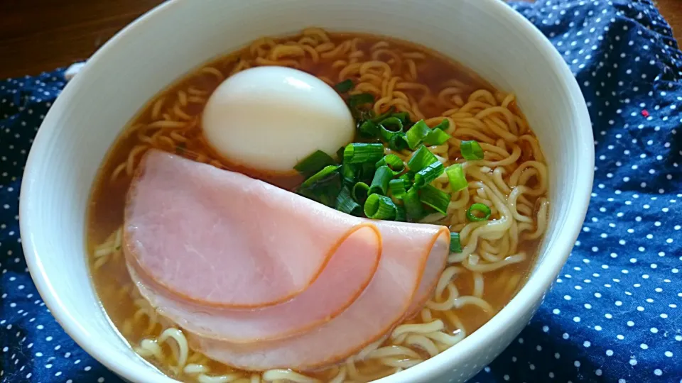 Snapdishの料理写真:おひるごはんは、出前一丁。
昔からあるラーメンは
やっぱりおいしい。|tomingさん