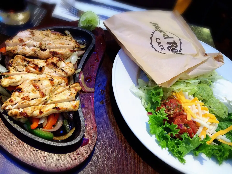 Snapdishの料理写真:Lunch at Hard Rock Cafe Ueno sta. - いつかパクろうと思うハードロックカフェのトルティーヤ|cocoaさん