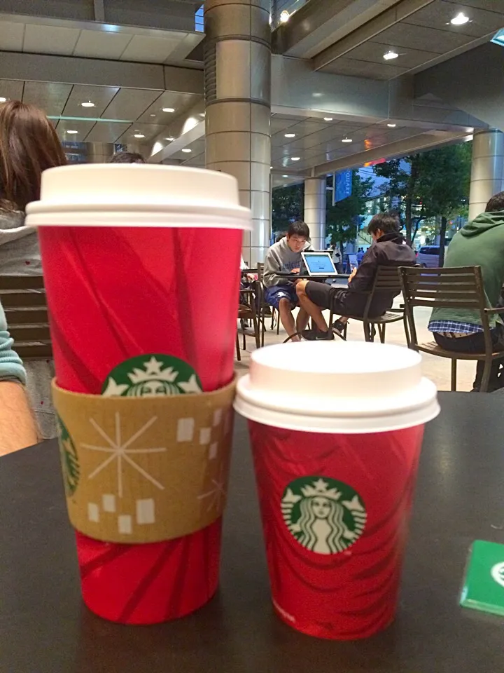 New Starbucks' Holiday Drinks|Huyen Trang Vuさん