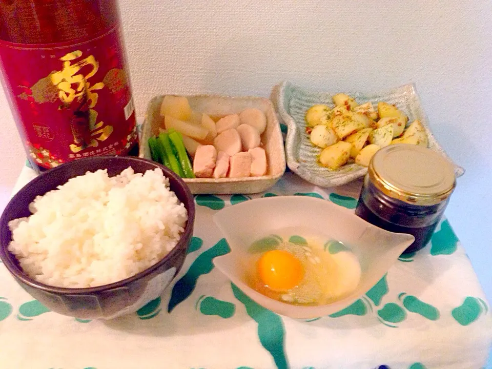 冷凍卵の炊きたてご飯かけ・ガリ胡麻ポテ・鳥肉大根煮物・赤霧一升|藤井裕之さん