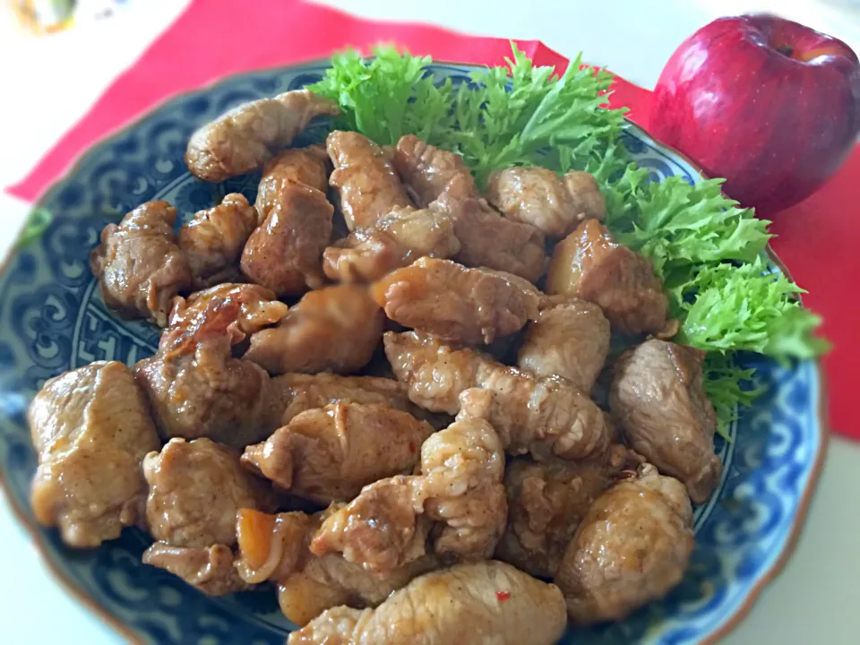 シローさんの料理 ぶたりんご  中身のリンゴは、中川シェフの甘さを抑えた焼き林檎 塩 スパイスで頂きました。😊|佐野未起さん