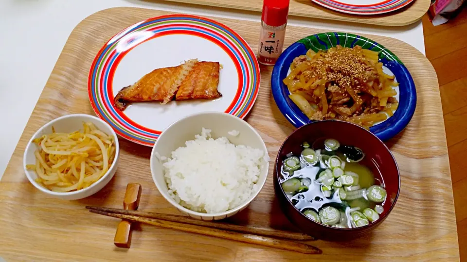 Snapdishの料理写真:今日の夕食 カレイの一夜干し、大根のそぼろ炒め、もやしのピリ辛サラダ、わかめの味噌汁|pinknari🐰🌈さん