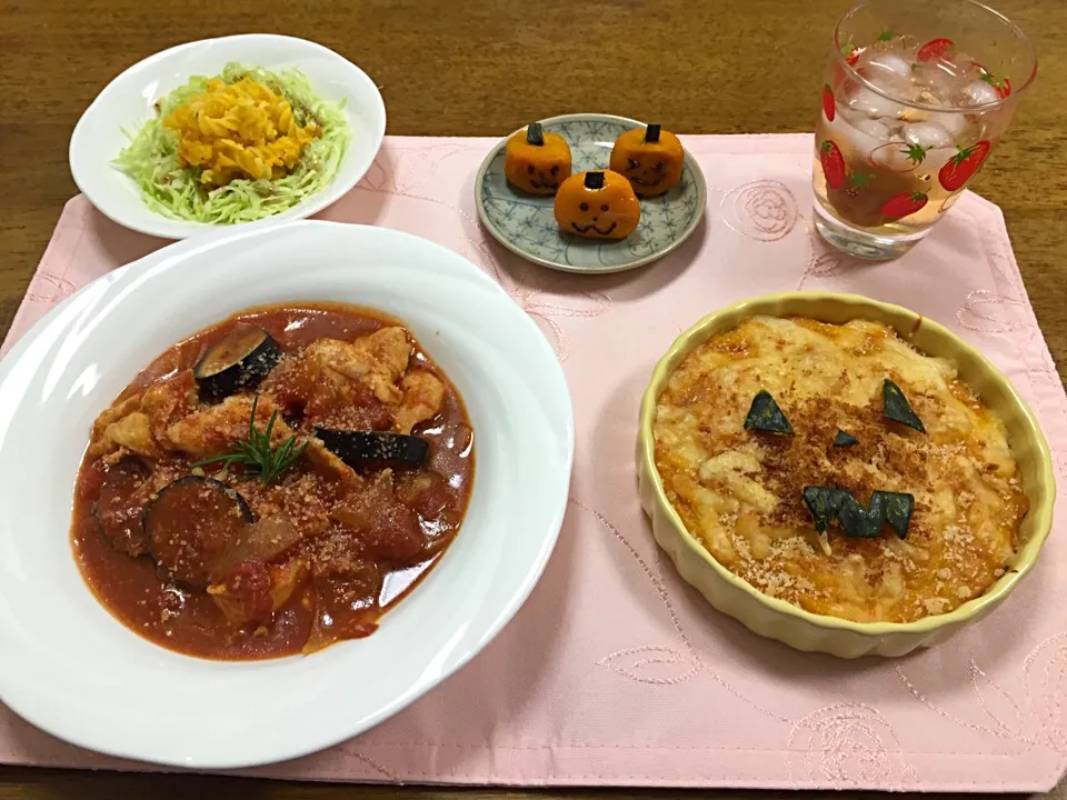 かぼちゃクリームのマカロニグラタン、チキンと野菜のトマト煮込み、スィートパンプキン、かぼちゃサラダ、梅ジュース|krchopさん